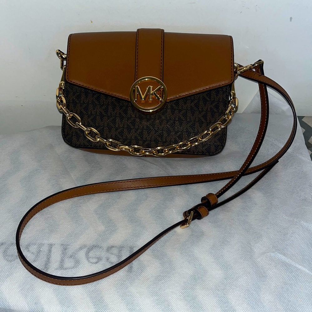 Like new 100%percent authentic Michael Kors, Crossbody